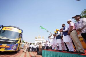 मुख्य मंत्री ने श्रद्धालुओं को दर्शन के लिए अमृतसर ले जाने वाली बसों के पहले जत्थे को हरी झंडी दिखाकर रवाना किया !
