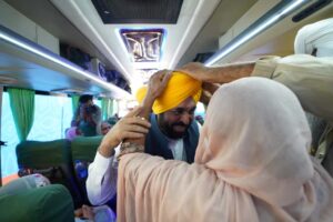 मुख्य मंत्री ने श्रद्धालुओं को दर्शन के लिए अमृतसर ले जाने वाली बसों के पहले जत्थे को हरी झंडी दिखाकर रवाना किया !