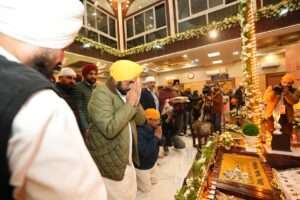 मुख्यमंत्री भगवंत सिंह मान और अरविंद केजरीवाल ने श्रीनगर में कीर्तन दरबार में संगत के साथ की शिरकत !