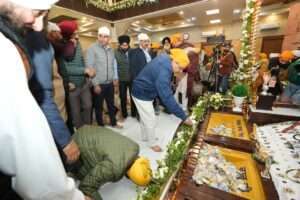 मुख्यमंत्री भगवंत सिंह मान और अरविंद केजरीवाल ने श्रीनगर में कीर्तन दरबार में संगत के साथ की शिरकत !
