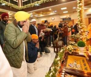 मुख्यमंत्री भगवंत सिंह मान और अरविंद केजरीवाल ने श्रीनगर में कीर्तन दरबार में संगत के साथ की शिरकत !