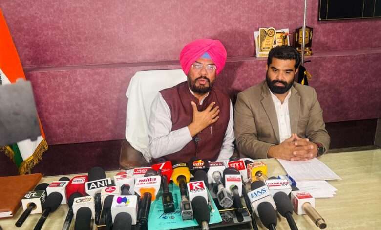 पंजाब के लोगों को आश्वस्त करते हुए धालीवाल ने कहा, “मुख्यमंत्री भगवंत मान की सरकार हर नागरिक के साथ मजबूती से खड़ी है !