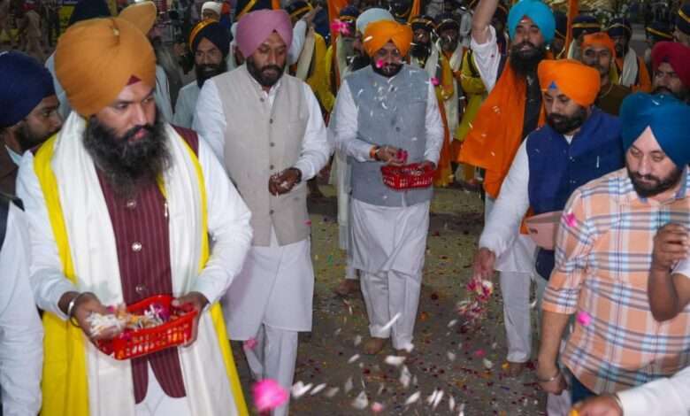 नगर कीर्तन के साथ संगतों का विशाल इक्ट्ठ श्री आनंदपुर साहिब में पहुंचा !