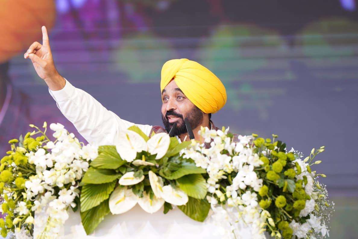 गुरु साहिब के जन्म से लेकर शहादत तक की यात्रा को पवित्र चित्रों और गुरुवाणी के माध्यम से प्रस्तुत करती यह शानदार प्रदर्शनी !