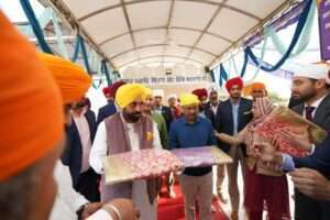 मुख्यमंत्री भगवंत सिंह मान और अरविंद केजरीवाल ने गुरुद्वारा तख्त श्री केसगढ़ साहिब, गुरुद्वारा सीस गंज साहिब और गुरुद्वारा भोरा साहिब में माथा टेका !