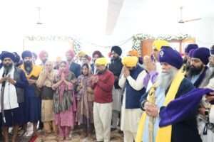 भगवंत मान और अरविंद केजरीवाल ने संगत में शामिल होकर प्रदेश की तरक्की और पंजाबी भाइयों की खुशहाली के लिए की अरदास !