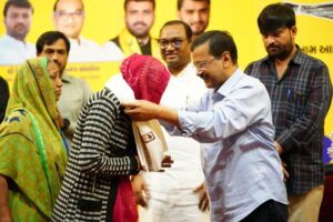 आप के राष्ट्रीय संयोजक अरविंद केजरीवाल ने हद्दाद के किसानों को सम्मानित किया !