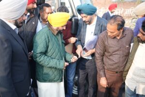 मुख्यमंत्री की ओर से निर्माणाधीन सड़कों का औचक निरीक्षण, सड़क में खामियों का पता लगने पर ठेकेदार के विरुद्ध कारण बताओ नोटिस जारी तथा भुगतान रोकने के आदेश !