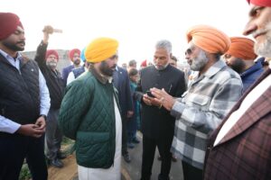 मुख्यमंत्री की ओर से निर्माणाधीन सड़कों का औचक निरीक्षण, सड़क में खामियों का पता लगने पर ठेकेदार के विरुद्ध कारण बताओ नोटिस जारी तथा भुगतान रोकने के आदेश !