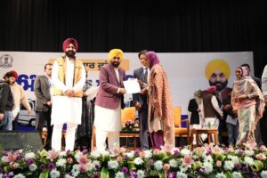 परिवहन क्षेत्र में बड़ी कंपनियों की एकाधिकारवादी पकड़ खत्म करने के लिए मुख्यमंत्री का बड़ा कदम, ‘रोज़गार क्रांति योजना’ के तहत बेरोज़गार युवाओं को 505 मिनी बस परमिट सौंपे !