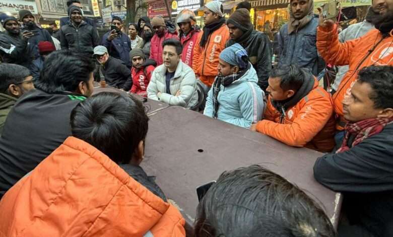 राघव चड्ढा ने ओल्ड राजिंदर नगर में विरोध प्रदर्शन कर रहे दिहाड़ी मजदूरों के साथ नव वर्ष की पूर्व संध्या मनाई।