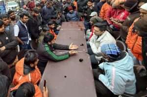 राघव चड्ढा ने ओल्ड राजिंदर नगर में विरोध प्रदर्शन कर रहे दिहाड़ी मजदूरों के साथ नव वर्ष की पूर्व संध्या मनाई।