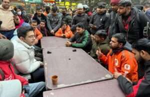 राघव चड्ढा ने ओल्ड राजिंदर नगर में विरोध प्रदर्शन कर रहे दिहाड़ी मजदूरों के साथ नव वर्ष की पूर्व संध्या मनाई।