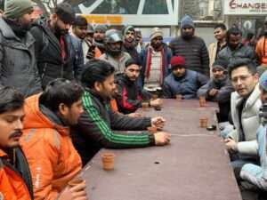 राघव चड्ढा ने ओल्ड राजिंदर नगर में विरोध प्रदर्शन कर रहे दिहाड़ी मजदूरों के साथ नव वर्ष की पूर्व संध्या मनाई।