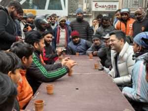 राघव चड्ढा ने ओल्ड राजिंदर नगर में विरोध प्रदर्शन कर रहे दिहाड़ी मजदूरों के साथ नव वर्ष की पूर्व संध्या मनाई।