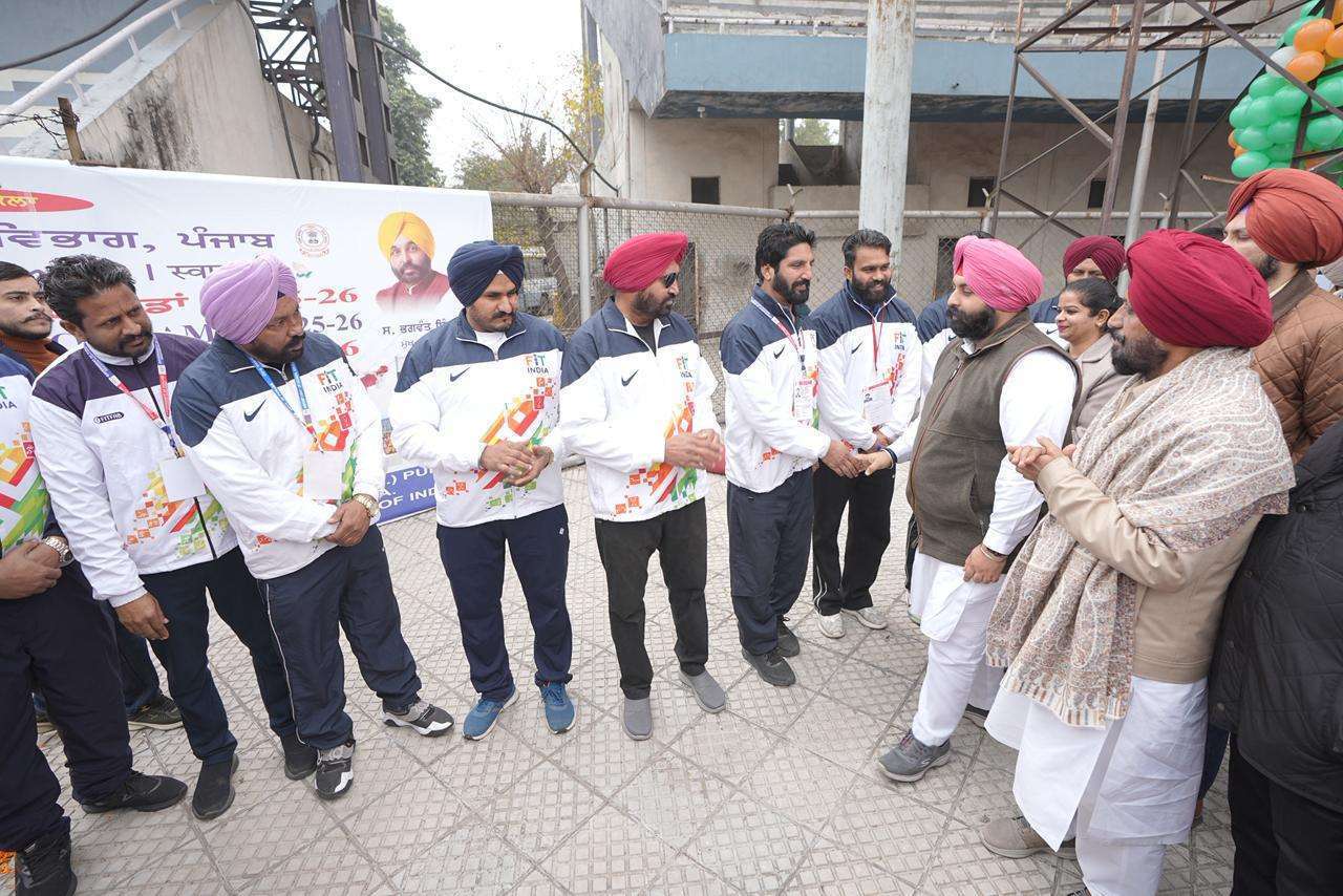 पंजाब में 69वें नेशनल स्कूल गेम्स का आयोजन; शिक्षा मंत्री हरजोत सिंह बैंस ने लुधियाना में इवेंट का उद्घाटन किया, जिसमें 1,000 से ज़्यादा एथलीट हिस्सा ले रहे हैं।