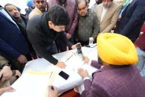 कड़ाके की ठंड के बावजूद मुख्यमंत्री भगवंत सिंह मान ने जालंधर में की लोक मिलनी कहा— लोक मिलनियां पंजाब के विकास को तेज़ करने में प्रेरक सिद्ध होंगी !