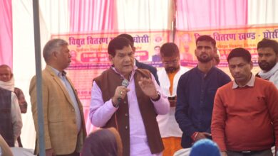 नगर विकास एवं ऊर्जा मंत्री श्री ए.के. शर्मा ने अपने मऊ प्रवास के दौरान विद्युत बिल राहत योजना के अंतर्गत लगाए गए विभिन्न शिविरों का निरीक्षण किया। इस दौरान उन्होंने बिंदटोलिया, सुग्गीचौरा, गजियापुर, डुमरी एवं मरयादपुर सहित विभिन्न स्थानों पर लगे शिविरों का जायजा लिया और अधिकारियों को आवश्यक दिशा-निर्देश दिए। बिंदटोलिया में आयोजित विद्युत बिल राहत शिविर के निरीक्षण के दौरान मंत्री श्री शर्मा ने स्पष्ट निर्देश दिए कि जिन उपभोक्ताओं के विद्युत बिलों में विसंगतियां हैं, उनका तत्काल सुधार कर योजना का लाभ सुनिश्चित किया जाए। इसके साथ ही उन्होंने अन्य विभागीय जनकल्याणकारी योजनाओं के लाभ के लिए भी संयुक्त शिविर आयोजित करने के निर्देश दिए। मंत्री श्री शर्मा ने कटान से प्रभावित परिवारों को आवास योजना का लाभ दिलाने हेतु संबंधित अधिकारियों को भी निर्देशित किया। सु‍ग्गीचौरा में आयोजित शिविर के दौरान भैरोपुर निवासी एक उपभोक्ता के 16 वर्ष पुराने ₹2 लाख 15 हजार के विद्युत बिल का निपटारा मात्र ₹28 हजार में होने पर मंत्री श्री शर्मा ने उपभोक्ता को बधाई दी। उपभोक्ता ने 1 लाख 87 हजार की छूट मिलने पर ऊर्जा मंत्री का आभार व्यक्त किया।इसी तरह डुमरी शिविर के निरीक्षण के दौरान एक अन्य उपभोक्ता का ₹3 लाख 23 हजार का विद्युत बिल समायोजित होकर ₹1 लाख 6 हजार में निपटने पर उपभोक्ता ने इस लोककल्याणकारी योजना के लिए मंत्री श्री ए.के. शर्मा की मुक्त कंठ से प्रशंसा करते हुए धन्यवाद दिया। मंत्री श्री शर्मा ने गजियापुर एवं मरयादपुर में लगे शिविरों का भी निरीक्षण किया और उपभोक्ताओं से अपील की कि अधिक से अधिक संख्या में विद्युत बिल राहत योजना का लाभ उठाएं। उन्होंने कहा कि राज्य सरकार का उद्देश्य आमजन को राहत देना है और किसी भी उपभोक्ता के साथ अन्याय नहीं होने दिया जाएगा। इस अवसर पर चीफ इंजीनियर श्री राम बाबू के साथ अन्य संबंधित अधिकारी एवं स्थानीय नागरिक प्रमुख रूप से मौजूद रहे।