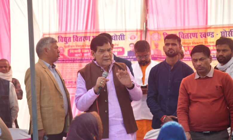 नगर विकास एवं ऊर्जा मंत्री श्री ए.के. शर्मा ने अपने मऊ प्रवास के दौरान विद्युत बिल राहत योजना के अंतर्गत लगाए गए विभिन्न शिविरों का निरीक्षण किया। इस दौरान उन्होंने बिंदटोलिया, सुग्गीचौरा, गजियापुर, डुमरी एवं मरयादपुर सहित विभिन्न स्थानों पर लगे शिविरों का जायजा लिया और अधिकारियों को आवश्यक दिशा-निर्देश दिए। बिंदटोलिया में आयोजित विद्युत बिल राहत शिविर के निरीक्षण के दौरान मंत्री श्री शर्मा ने स्पष्ट निर्देश दिए कि जिन उपभोक्ताओं के विद्युत बिलों में विसंगतियां हैं, उनका तत्काल सुधार कर योजना का लाभ सुनिश्चित किया जाए। इसके साथ ही उन्होंने अन्य विभागीय जनकल्याणकारी योजनाओं के लाभ के लिए भी संयुक्त शिविर आयोजित करने के निर्देश दिए। मंत्री श्री शर्मा ने कटान से प्रभावित परिवारों को आवास योजना का लाभ दिलाने हेतु संबंधित अधिकारियों को भी निर्देशित किया। सु‍ग्गीचौरा में आयोजित शिविर के दौरान भैरोपुर निवासी एक उपभोक्ता के 16 वर्ष पुराने ₹2 लाख 15 हजार के विद्युत बिल का निपटारा मात्र ₹28 हजार में होने पर मंत्री श्री शर्मा ने उपभोक्ता को बधाई दी। उपभोक्ता ने 1 लाख 87 हजार की छूट मिलने पर ऊर्जा मंत्री का आभार व्यक्त किया।इसी तरह डुमरी शिविर के निरीक्षण के दौरान एक अन्य उपभोक्ता का ₹3 लाख 23 हजार का विद्युत बिल समायोजित होकर ₹1 लाख 6 हजार में निपटने पर उपभोक्ता ने इस लोककल्याणकारी योजना के लिए मंत्री श्री ए.के. शर्मा की मुक्त कंठ से प्रशंसा करते हुए धन्यवाद दिया। मंत्री श्री शर्मा ने गजियापुर एवं मरयादपुर में लगे शिविरों का भी निरीक्षण किया और उपभोक्ताओं से अपील की कि अधिक से अधिक संख्या में विद्युत बिल राहत योजना का लाभ उठाएं। उन्होंने कहा कि राज्य सरकार का उद्देश्य आमजन को राहत देना है और किसी भी उपभोक्ता के साथ अन्याय नहीं होने दिया जाएगा। इस अवसर पर चीफ इंजीनियर श्री राम बाबू के साथ अन्य संबंधित अधिकारी एवं स्थानीय नागरिक प्रमुख रूप से मौजूद रहे।