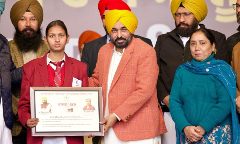 विपक्षी दल कमियाँ ढूंढने में लगे रहते हैं, जबकि उन्हें मुफ़्त बिजली, शानदार स्कूल, बंद किए गए 17 टोल प्लाज़ा और अन्य जनकल्याणकारी काम नज़र नहीं आते—मुख्यमंत्री भगवंत सिंह मान