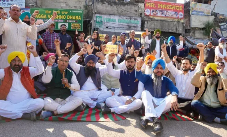 पंजाब में गरमाई सियासत: बाजवा की 'जातिवादी' टिप्पणी पर भड़की AAP; पूरे राज्य में प्रदर्शन, 'दलित विरोधी कांग्रेस' के लगे नारे पंजाब में गरमाई सियासत: बाजवा की 'जातिवादी' टिप्पणी पर भड़की AAP; पूरे राज्य में प्रदर्शन, 'दलित विरोधी कांग्रेस' के लगे नारे