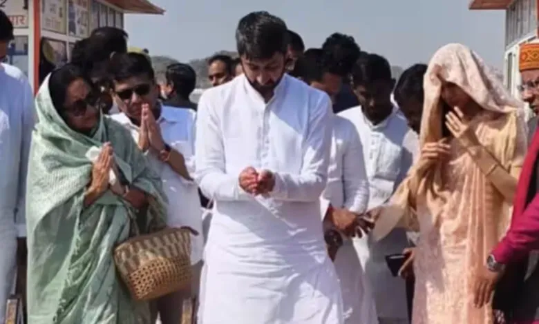 संगम में विलीन हुए 'अजित दादा': प्रयागराज में बेटे जय पवार ने विसर्जित कीं अस्थियां संगम में विलीन हुए 'अजित दादा': प्रयागराज में बेटे जय पवार ने विसर्जित कीं अस्थियां