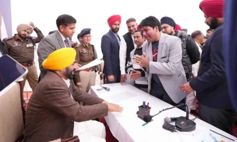 जालंधर में CM मान की 'लोक मिलनी': मौके पर शिकायतों का निपटारा, मुख्यमंत्री बोले"पंजाब देश का इकलौता राज्य, जहाँ मुखिया खुद सुनता है जनता की फरियाद"