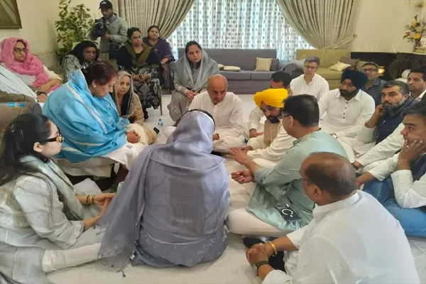 फाजिल्का: समाजसेवी संदीप गिल्होत्रा के निधन पर भावुक हुए CM भगवंत मान, शोकाकुल परिवार से मिलकर बांटी संवेदनाएं