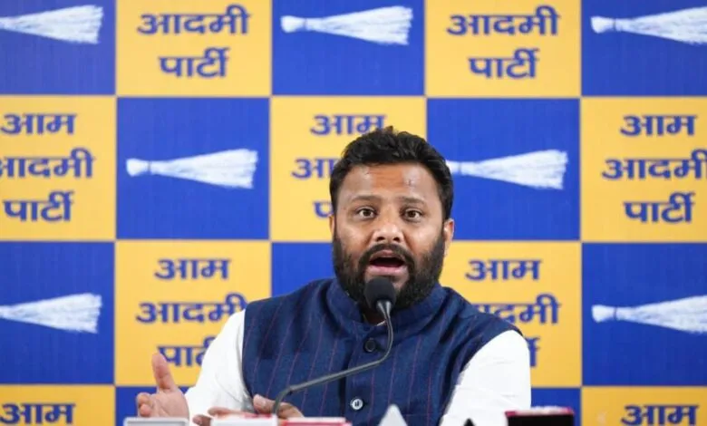 द्वारका से नंदनगरी तक दहशत: "बीच-बचाव करने वालों को मिल रही मौत", AAP ने सुरक्षा पर उठाए गंभीर सवाल