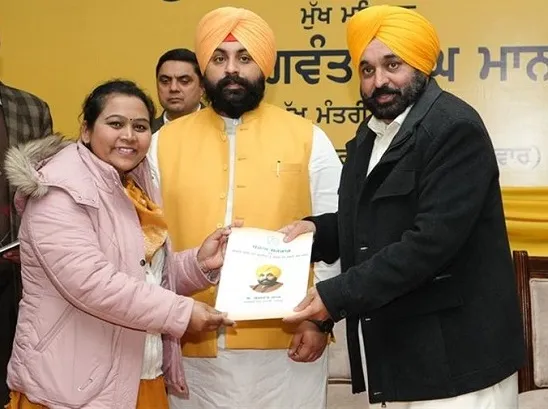 भगवंत मान का 'मिशन रोजगार': 61,281 घरों में पहुंचा सरकारी नौकरी का नियुक्ति पत्र भगवंत मान का 'मिशन रोजगार': 61,281 घरों में पहुंचा सरकारी नौकरी का नियुक्ति पत्र