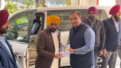 जालंधर में 'बुके' की जगह 'कॉपी-पेंसिल' कल्चर: नितिन कोहली ने शुरू की ‘जालंधर पढ़ाओ मुहिम’, CM मान का स्टेशनरी भेंट कर किया स्वागत