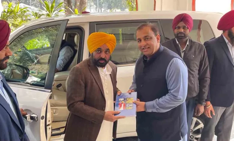 जालंधर में 'बुके' की जगह 'कॉपी-पेंसिल' कल्चर: नितिन कोहली ने शुरू की ‘जालंधर पढ़ाओ मुहिम’, CM मान का स्टेशनरी भेंट कर किया स्वागत