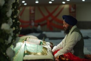 आम आदमी पार्टी (आप) पंजाब ने अलग-अलग विंग में नए पदाधिकारियों की घोषणा की है, जिससे राज्य के ज़िलों और विधानसभा क्षेत्रों में पार्टी और मज़बूत होगी। ये नियुक्तियां पार्टी ढांचे को और सक्रिय करने और सभी स्तर पर मज़बूत तालमेल बनाने के लिए की गईं हैं। पार्टी ने परमिंदर सिंह गोल्डी को यूथ विंग का स्टेट वर्किंग प्रधान और रणजीत पाल सिंह को व्यापार विंग का राज्य महासचिव बनाया है। ज़िला स्तर पर, कृष्णजीत राव को होशियारपुर के लिए एससी विंग का जिला इंचार्ज बनाया गया है, जबकि गुरशरण सिंह गोल्डी को अमृतसर देहाती का ज़िला सचिव और सुखविंदर सिंह सुखी को श्री मुक्तसर साहिब का ज़िला सचिव नियुक्त किया गया है। मुख्य क्षेत्रों में संगठन को और मज़बूत करते हुए पार्टी ने ज़िला संगठन इंचार्ज नियुक्त किए हैं। इनमें कपूरथला के लिए हेनत (सनी ठेकेदार), अटारी के लिए प्रदीप सिंह लाडा, राजासांसी के लिए राजबीर सिंह, अमृतसर वेस्ट के लिए एडवोकेट रमन कुमार, फरीदकोट के लिए गुरप्रीत सिंह धालीवाल, कोटकपूरा के लिए मंदीप, लुधियाना वेस्ट के लिए राजू कनौजिया और ज़ीरा के लिए गुरमन सिंह को ज़िला संगठन इंचार्ज नियुक्त किया गया है। यूथ विंग में गुरजंट सिंह गिल को निहाल सिंह वाला, राजविक्रांत विक्कू को पटियाला देहाती, सुखदीप सिंह गोल्डी को अमरगढ़, अभि हालन को रूपनगर, सतनाम सिंह को दिड़बा, नवजोत सिंह ढिल्लों को रामपुरा फूल, सुखमनजोत सिंह संधू को जलालाबाद और गुरविंदर सिंह किम्मेवाला को ज़ीरा का हलका कोऑर्डिनेटर नियुक्त किया गया है। नवनियुक्त पदाधिकारियों को बधाई देते हुए आप पंजाब के प्रदेश अध्यक्ष अमन अरोड़ा ने कहा कि पार्टी ने पक्के और मेहनती नेताओं को ज़िम्मेदारियां इस उम्मीद के साथ दी हैं कि वे संगठन को मज़बूत करेंगे और लोगों से जुड़े रहेंगे। अमन अरोड़ा ने कहा कि आप आम लोगों की पार्टी है। मुझे उम्मीद है कि सभी नवनियुक्त पदाधिकारी पंजाब के लोगों और पार्टी के लिए पूरी ईमानदारी और लगन से काम करेंगे और आप की लोगों के लिए बनी नीतियों और विजन को हर गांव, हर वार्ड और हर घर तक लेकर जाएंगे।