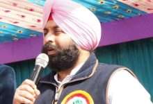 आम आदमी पार्टी के वरिष्ठ नेता और कैबिनेट मंत्री हरजोत सिंह बैंस ने शिरोमणि गुरुद्वारा प्रबंधक कमेटी (एसजीपीसी) पर कड़ा हमला बोलते हुए कहा कि श्री अकाल तख्त साहिब के पूर्व जत्थेदार और श्री दरबार साहिब के मौजूदा हेड ग्रंथी ज्ञानी रघबीर सिंह जी द्वारा लगाए गए आरोप बेहद सनसनीखेज हैं। बैंस ने कहा कि यह केवल आरोप नहीं, बल्कि सिखों की सर्वोच्च संस्था के पतन का जीवंत प्रमाण हैं, जिसे अब एक विशेष परिवार की निजी जागीर बना दिया गया है। हरजोत बैंस ने कहा कि ज्ञानी रघबीर सिंह जी द्वारा गुरु घर की जमीनों को बेचे जाने और बेशकीमती धार्मिक ग्रंथों के गायब होने जैसे जो खुलासे किए गए हैं, उन्होंने पूरी दुनिया में बैठी सिख संगत को झकझोर कर रख दिया है। उन्होंने कहा कि यह शर्मनाक है कि जिस संस्था का काम कौम के हितों की रक्षा करना था, वह आज केवल एक परिवार की जी-हुजूरी और उनके राजनीतिक हितों को साधने का अड्डा बनकर रह गई है। मंत्री बैंस ने कहा कि जब कोई आम व्यक्ति नहीं, बल्कि श्री दरबार साहिब के हेड ग्रंथी जैसी सम्मानित शख्सियत भ्रष्टाचार और भाई-भतीजावाद पर सवाल उठाती है, तो स्पष्ट हो जाता है कि पानी सिर से ऊपर निकल चुका है। उन्होंने कहा कि एसजीपीसी आज सिख कौम की आवाज बनने के बजाय 'बादल परिवार' के रिमोट कंट्रोल से चल रही है। कौम की संपत्ति को निजी तिजोरियों में बदलने की कोशिशों को अब और बर्दाश्त नहीं किया जाएगा। बैंस ने दो मांग की कि इन सभी गंभीर आरोपों की एक उच्च स्तरीय और निष्पक्ष जांच होनी चाहिए ताकि संगत के सामने दूध का दूध और पानी का पानी हो सके। उन्होंने मांग की कि एसजीपीसी को एक परिवार के कब्जे से मुक्त करवाया जाना चाहिए ताकि यह संस्था दोबारा अपने गौरवमयी इतिहास के अनुरूप पूरी सिख कौम की भलाई के लिए काम कर सके।