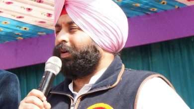 आम आदमी पार्टी के वरिष्ठ नेता और कैबिनेट मंत्री हरजोत सिंह बैंस ने शिरोमणि गुरुद्वारा प्रबंधक कमेटी (एसजीपीसी) पर कड़ा हमला बोलते हुए कहा कि श्री अकाल तख्त साहिब के पूर्व जत्थेदार और श्री दरबार साहिब के मौजूदा हेड ग्रंथी ज्ञानी रघबीर सिंह जी द्वारा लगाए गए आरोप बेहद सनसनीखेज हैं। बैंस ने कहा कि यह केवल आरोप नहीं, बल्कि सिखों की सर्वोच्च संस्था के पतन का जीवंत प्रमाण हैं, जिसे अब एक विशेष परिवार की निजी जागीर बना दिया गया है। हरजोत बैंस ने कहा कि ज्ञानी रघबीर सिंह जी द्वारा गुरु घर की जमीनों को बेचे जाने और बेशकीमती धार्मिक ग्रंथों के गायब होने जैसे जो खुलासे किए गए हैं, उन्होंने पूरी दुनिया में बैठी सिख संगत को झकझोर कर रख दिया है। उन्होंने कहा कि यह शर्मनाक है कि जिस संस्था का काम कौम के हितों की रक्षा करना था, वह आज केवल एक परिवार की जी-हुजूरी और उनके राजनीतिक हितों को साधने का अड्डा बनकर रह गई है। मंत्री बैंस ने कहा कि जब कोई आम व्यक्ति नहीं, बल्कि श्री दरबार साहिब के हेड ग्रंथी जैसी सम्मानित शख्सियत भ्रष्टाचार और भाई-भतीजावाद पर सवाल उठाती है, तो स्पष्ट हो जाता है कि पानी सिर से ऊपर निकल चुका है। उन्होंने कहा कि एसजीपीसी आज सिख कौम की आवाज बनने के बजाय 'बादल परिवार' के रिमोट कंट्रोल से चल रही है। कौम की संपत्ति को निजी तिजोरियों में बदलने की कोशिशों को अब और बर्दाश्त नहीं किया जाएगा। बैंस ने दो मांग की कि इन सभी गंभीर आरोपों की एक उच्च स्तरीय और निष्पक्ष जांच होनी चाहिए ताकि संगत के सामने दूध का दूध और पानी का पानी हो सके। उन्होंने मांग की कि एसजीपीसी को एक परिवार के कब्जे से मुक्त करवाया जाना चाहिए ताकि यह संस्था दोबारा अपने गौरवमयी इतिहास के अनुरूप पूरी सिख कौम की भलाई के लिए काम कर सके।