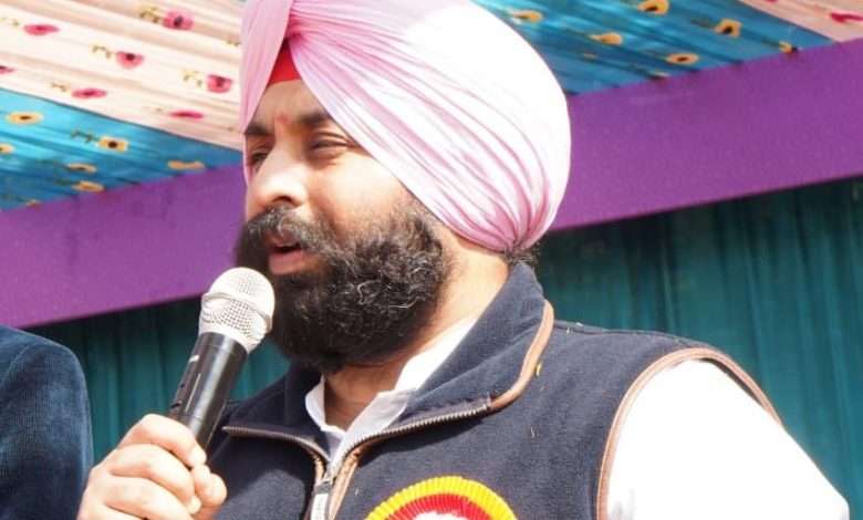 आम आदमी पार्टी के वरिष्ठ नेता और कैबिनेट मंत्री हरजोत सिंह बैंस ने शिरोमणि गुरुद्वारा प्रबंधक कमेटी (एसजीपीसी) पर कड़ा हमला बोलते हुए कहा कि श्री अकाल तख्त साहिब के पूर्व जत्थेदार और श्री दरबार साहिब के मौजूदा हेड ग्रंथी ज्ञानी रघबीर सिंह जी द्वारा लगाए गए आरोप बेहद सनसनीखेज हैं। बैंस ने कहा कि यह केवल आरोप नहीं, बल्कि सिखों की सर्वोच्च संस्था के पतन का जीवंत प्रमाण हैं, जिसे अब एक विशेष परिवार की निजी जागीर बना दिया गया है। हरजोत बैंस ने कहा कि ज्ञानी रघबीर सिंह जी द्वारा गुरु घर की जमीनों को बेचे जाने और बेशकीमती धार्मिक ग्रंथों के गायब होने जैसे जो खुलासे किए गए हैं, उन्होंने पूरी दुनिया में बैठी सिख संगत को झकझोर कर रख दिया है। उन्होंने कहा कि यह शर्मनाक है कि जिस संस्था का काम कौम के हितों की रक्षा करना था, वह आज केवल एक परिवार की जी-हुजूरी और उनके राजनीतिक हितों को साधने का अड्डा बनकर रह गई है। मंत्री बैंस ने कहा कि जब कोई आम व्यक्ति नहीं, बल्कि श्री दरबार साहिब के हेड ग्रंथी जैसी सम्मानित शख्सियत भ्रष्टाचार और भाई-भतीजावाद पर सवाल उठाती है, तो स्पष्ट हो जाता है कि पानी सिर से ऊपर निकल चुका है। उन्होंने कहा कि एसजीपीसी आज सिख कौम की आवाज बनने के बजाय 'बादल परिवार' के रिमोट कंट्रोल से चल रही है। कौम की संपत्ति को निजी तिजोरियों में बदलने की कोशिशों को अब और बर्दाश्त नहीं किया जाएगा। बैंस ने दो मांग की कि इन सभी गंभीर आरोपों की एक उच्च स्तरीय और निष्पक्ष जांच होनी चाहिए ताकि संगत के सामने दूध का दूध और पानी का पानी हो सके। उन्होंने मांग की कि एसजीपीसी को एक परिवार के कब्जे से मुक्त करवाया जाना चाहिए ताकि यह संस्था दोबारा अपने गौरवमयी इतिहास के अनुरूप पूरी सिख कौम की भलाई के लिए काम कर सके।