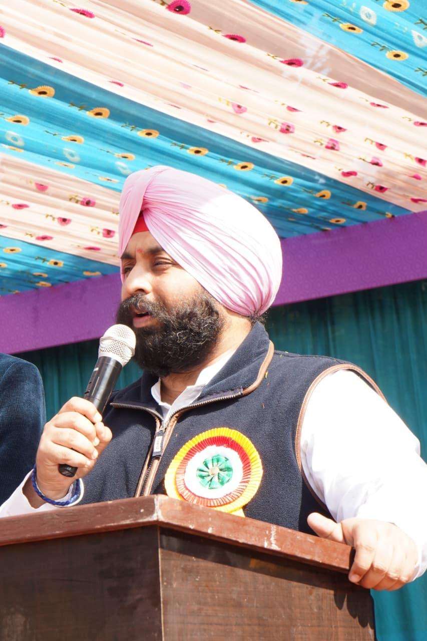 आम आदमी पार्टी के वरिष्ठ नेता और कैबिनेट मंत्री हरजोत सिंह बैंस ने शिरोमणि गुरुद्वारा प्रबंधक कमेटी (एसजीपीसी) पर कड़ा हमला बोलते हुए कहा कि श्री अकाल तख्त साहिब के पूर्व जत्थेदार और श्री दरबार साहिब के मौजूदा हेड ग्रंथी ज्ञानी रघबीर सिंह जी द्वारा लगाए गए आरोप बेहद सनसनीखेज हैं। बैंस ने कहा कि यह केवल आरोप नहीं, बल्कि सिखों की सर्वोच्च संस्था के पतन का जीवंत प्रमाण हैं, जिसे अब एक विशेष परिवार की निजी जागीर बना दिया गया है। हरजोत बैंस ने कहा कि ज्ञानी रघबीर सिंह जी द्वारा गुरु घर की जमीनों को बेचे जाने और बेशकीमती धार्मिक ग्रंथों के गायब होने जैसे जो खुलासे किए गए हैं, उन्होंने पूरी दुनिया में बैठी सिख संगत को झकझोर कर रख दिया है। उन्होंने कहा कि यह शर्मनाक है कि जिस संस्था का काम कौम के हितों की रक्षा करना था, वह आज केवल एक परिवार की जी-हुजूरी और उनके राजनीतिक हितों को साधने का अड्डा बनकर रह गई है। मंत्री बैंस ने कहा कि जब कोई आम व्यक्ति नहीं, बल्कि श्री दरबार साहिब के हेड ग्रंथी जैसी सम्मानित शख्सियत भ्रष्टाचार और भाई-भतीजावाद पर सवाल उठाती है, तो स्पष्ट हो जाता है कि पानी सिर से ऊपर निकल चुका है। उन्होंने कहा कि एसजीपीसी आज सिख कौम की आवाज बनने के बजाय 'बादल परिवार' के रिमोट कंट्रोल से चल रही है। कौम की संपत्ति को निजी तिजोरियों में बदलने की कोशिशों को अब और बर्दाश्त नहीं किया जाएगा। बैंस ने दो मांग की कि इन सभी गंभीर आरोपों की एक उच्च स्तरीय और निष्पक्ष जांच होनी चाहिए ताकि संगत के सामने दूध का दूध और पानी का पानी हो सके। उन्होंने मांग की कि एसजीपीसी को एक परिवार के कब्जे से मुक्त करवाया जाना चाहिए ताकि यह संस्था दोबारा अपने गौरवमयी इतिहास के अनुरूप पूरी सिख कौम की भलाई के लिए काम कर सके।