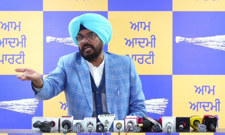 दूसरों को लेक्चर देने से पहले श्री गुरु ग्रंथ साहिब जी के 328 लापता स्वरूपों, एसजीपीसी की अनियमितताओं, सौदा साध की माफी, बेअदबी, गैंगस्टरों की संरक्षण और राजनीति के लिए पंजाब के नौजवानों को गुमराह करने के बारे में सवालों के जवाब दो: धालीवाल