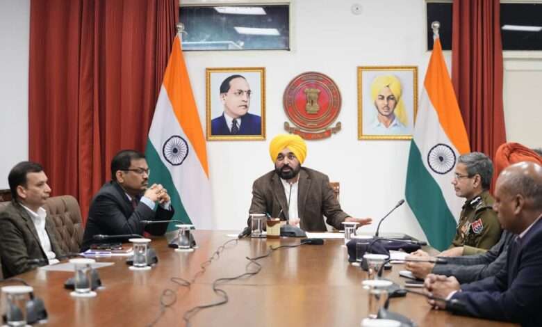 - मुख्यमंत्री भगवंत सिंह मान द्वारा कानून और व्यवस्था के प्रमुख मुद्दों पर विचार-विमर्श के लिए सभी पुलिस कमिश्नरों, एसएसपीज़ और वरिष्ठ अधिकारियों के साथ बैठक