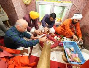 महा शिवरात्रि के मौके पर अरविंद केजरीवाल और भगवंत सिंह मान ने श्री रणकेशवर महादेव मंदिर में माथा टेका, पंजाब की शांति और खुशहाली के लिए की प्रार्थना ! महा शिवरात्रि के मौके पर अरविंद केजरीवाल और भगवंत सिंह मान ने श्री रणकेशवर महादेव मंदिर में माथा टेका, पंजाब की शांति और खुशहाली के लिए की प्रार्थना !