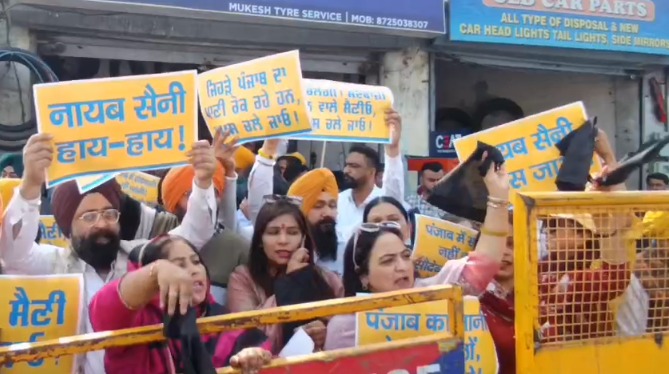 किसानों और व्यापारियों की दुश्मन है भाजपा! 'आप' कार्यकर्ताओं ने सीएम सैनी को दिखाए काले झंडे