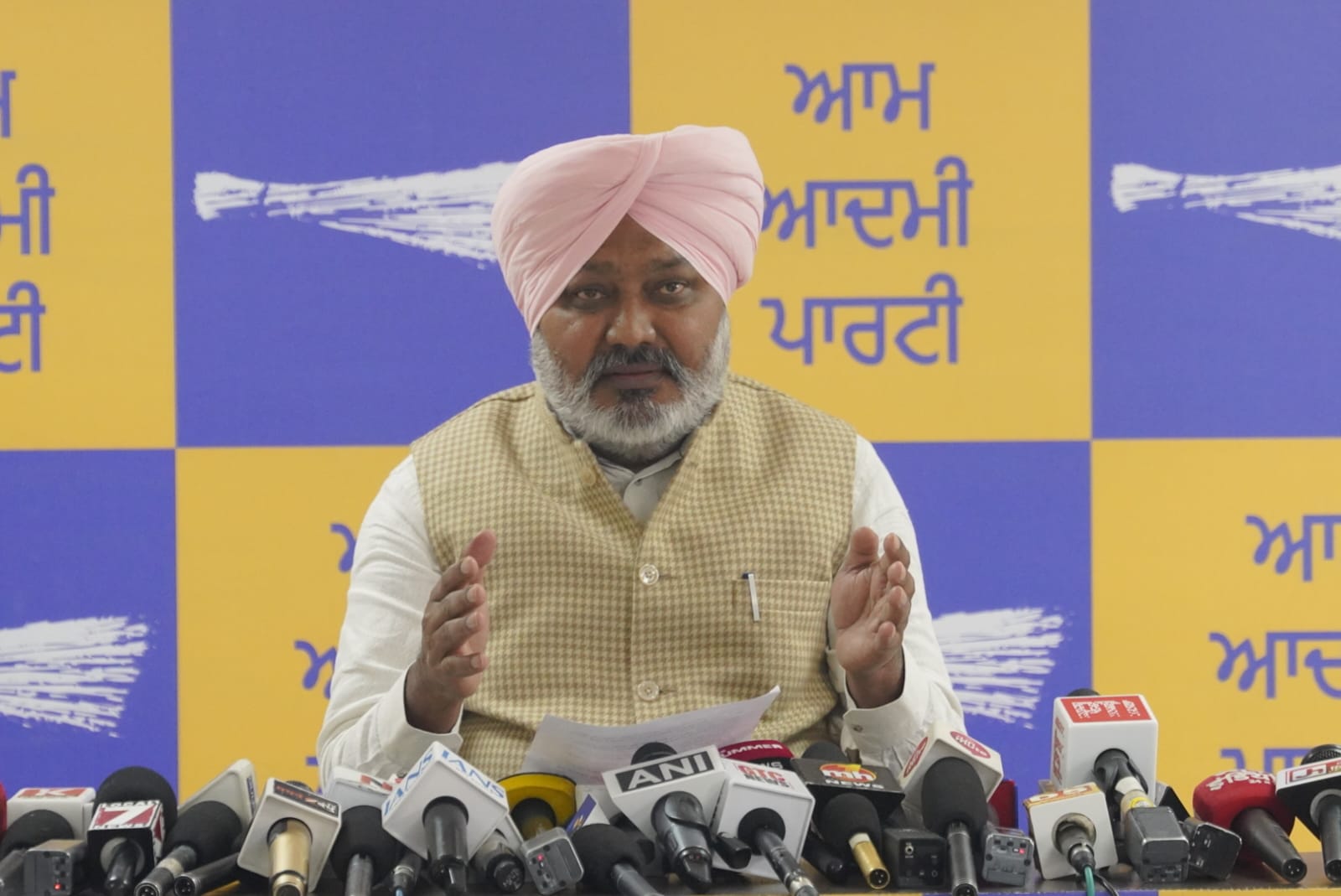 नशा विरोधी कार्रवाई के बाद, ईमानदार अधिकारी सुनील संधू को निशाना बनाया जा रहा है, हरियाणा की भाजपा सरकार किसे बचाने की कोशिश कर रही है? हरपाल सिंह चीमा