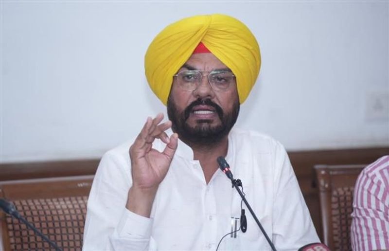 आम आदमी पार्टी (आप) पंजाब के मुख्य प्रवक्ता और विधायक कुलदीप सिंह धालीवाल ने गुरुवार को अमृतसर में एक प्रेस कॉन्फ्रेंस को संबोधित करते हुए शिरोमणि अकाली दल (बादल) पर तीखा हमला किया। धालीवाल ने पूर्व आईपीएस अधिकारी परमराज सिंह उमरांनंगल की सेवानिवृति के मौके पर वरिष्ठ अकाली नेता बिक्रम सिंह मजीठिया की सोशल मीडिया पोस्ट और सार्वजनिक उपस्थिति पर सवाल उठाए। धालीवाल ने कहा कि यह बहुत दुख की बात है कि शिरोमणि अकाली दल (बादल) के नेता खुलेआम उन अधिकारियों का जश्न मना रहे हैं और उन अधिकारियों के साथ खड़े हैं जिनकी देखरेख में पंजाब के हाल के इतिहास की सबसे दर्दनाक कांड हुए। उन्होंने याद दिलाया कि अकाली दल-भाजपा सरकार के दौरान ही पंजाबभर में गुरु ग्रंथ साहिब की बेअदबी की घटनाएं हुईं, जिसने दुनिया भर में सिख समुदाय की अंतरात्मा को हिलाकर रख दिया था। शांतमई ढंग से रोष प्रदर्शन कर रही और इंसाफ की मांग कर रही संगत पर गोलियां चलाई गईं। उन्होंने कहा कि परमराज सिंह उमरानंगल और पूर्व डीजीपी सुमेध सैनी जैसे अधिकारी उस समय महत्वपूर्ण पदों पर थे और न्याय एवं जवाबदेही सुनिश्चित करने के बजाय, राज्य में निर्दोष श्रद्धालुओं पर अत्याचार और गोलीबारी देखने को मिली। धालीवाल ने कहा कि मुगल काल या ब्रिटिश शासन के दौरान भी, किसी ने भी गुरु साहिब के अंगों की इस तरह से बेअदबी करने की हिम्मत नहीं की, जैसा कि अकाली दल के शासन के दौरान हुआ। एक और गंभीर चिंता जताते हुए, धालीवाल ने जत्थेदार द्वारा डेरा सच्चा सौदा प्रमुख को दी गई विवादित माफ़ी पर सवाल उठाया और कहा कि सिख भावनाओं को हुए नुकसान की ज़िम्मेदारी लेने के बजाय, अकाली दल ने आरोपियों को संरक्षण दिया है। उन्होंने कहा कि पार्टी ने लगातार ऐसे काम किए हैं जिनसे सिख समुदाय की धार्मिक भावनाओं को ठेस पहुंची है और फिर राजनीतिक सुविधा के लिए अपने गुनाहों को छिपाने की कोशिश की है। धालीवाल ने आगे कहा कि एक तरफ़ अकाली दल गैंगस्टरों के परिवारों को पार्टी में शामिल कर रहा है और उन्हें पार्टी टिकट भी दे रहा है, दूसरी तरफ़, वह सिख संगत पर अत्याचार करने वाले लोगों के साथ सार्वजनिक रूप से जश्न मना रहा है। उन्होंने कहा कि वे गैंगस्टर परिवारों के समारोहों में जाते हैं, उनकी खुशियों में नाचते हैं, विवादित अधिकारियों की पार्टियों में जाते हैं, और पंथक मूल्यों की बात करने का दिखावा भी करते हैं। बिक्रम सिंह मजीठिया पर निशाना साधते हुए, धालीवाल ने कहा कि परमराज सिंह उमरानंगल की सेवा को "बेमिसाल" बताना सिख समुदाय के साथ एक गंदे मज़ाक से कम नहीं है। उन्होंने कहा कि ऐसे समय में जब बेअदबी की घटनाओं और शांतिपूर्ण प्रदर्शनकारियों पर पुलिस फायरिंग के निशान लोगों के मन में अभी भी ताज़ा हैं, ऐसे बयान अकाली लीडरशिप की बेपरवाही और घमंड को दिखाते हैं। धालीवाल ने कहा कि पंजाब के हाल के इतिहास के सबसे दर्दनाक दौर से जुड़े अधिकारियों की तारीफ़ करना सिखों की भावनाओं का अपमान है और अकाली दल बादल की स्वार्थी प्राथमिकताओं को साफ़ तौर पर दिखाता है। पंजाब के लोगों को चेतावनी देते हुए, धालीवाल ने अकाली दल को जनता की भलाई के बजाय निजी हितों वाली "जीजा-साला पार्टी" करार दिया। उन्होंने कहा कि पार्टी पंजाब के लिए अकाली दल को सत्ता में वापस लाने की बात भी नहीं कर रही है; इसका एकमात्र एजेंडा सुखबीर सिंह बादल को सत्ता में वापस लाना है ताकि 2007 और 2017 के बीच जो शासन का ढांचा था, वही बना रहे। धालीवाल ने ज़ोर देकर कहा कि जो गुरु ग्रंथ साहिब के प्रति वफ़ादार नहीं रह सकते, वे कभी भी पंजाब या उसके लोगों के प्रति सच्चे नहीं हो सकते। उन्होंने आगे कहा कि अकाली दल बादल हताश है और पॉलिटिकल वापसी के लिए पंजाब को मुश्किल से मिली शांति को भंग करने की कोशिश कर रहा है। उन्होंने कहा कि अपराधों से जुड़े लोगों को बढ़ावा देकर और पंजाब के इतिहास की दर्दनाक घटनाओं से जुड़े लोगों का महिमामंडन करके, वे एक बार फिर राज्य को बांटने और अस्थिर करने की कोशिश कर रहे हैं। धालीवाल ने पंजाबियों से अपील की कि वे सतर्क रहें और अकाली दल के "दोहरे रवैये और सुविधा की राजनीति" का शिकार न हों। उन्होंने कहा कि पंजाब के लोग बेअदबी की घटनाओं, बेगुनाह प्रदर्शनकारियों पर फायरिंग और अकाली राज के दौरान फैले डर और संरक्षण के माहौल को नहीं भूले हैं।