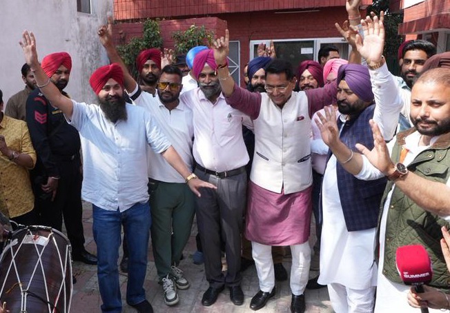 मंत्री हरपाल चीमा, अमन अरोड़ा, हरदीप मुंडियां और हरजोत बैंस ने कार्यकर्ताओं के साथ मिलकर 'सच की जीत' का मनाया जश्न