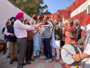मंत्री हरपाल चीमा, अमन अरोड़ा, हरदीप मुंडियां और हरजोत बैंस ने कार्यकर्ताओं के साथ मिलकर 'सच की जीत' का मनाया जश्न