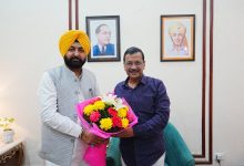 हरदीप सिंह मुंडिया ने नई दिल्ली में अरविंद केजरीवाल और मनीष सिसोदिया से मुलाकात की और उन्हें बधाई दी। माननीय न्यायालय के निर्णय से अंततः सत्य की जीत हुई - मुंडिया