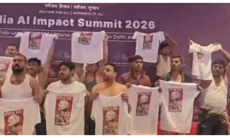 भारत मंडपम में हाई-वोल्टेज ड्रामा: AI समिट में यूथ कांग्रेस का 'शर्टलेस' प्रदर्शन, PM मोदी के खिलाफ नारेबाजी; 4 गिरफ्तार