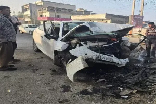 रोटी चौक पर मौत की रफ्तार! अनियंत्रित होकर टकराई कार, 2 मासूम बच्चों के सिर से उठा पिता का साया