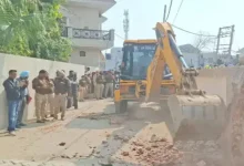 सुखपाल खैहरा के घर पहुँची प्रशासन की टीम; भारी फोर्स के साथ अवैध निर्माण पर चला 'पीला पंजा सुखपाल खैहरा के घर पहुँची प्रशासन की टीम; भारी फोर्स के साथ अवैध निर्माण पर चला 'पीला पंजा