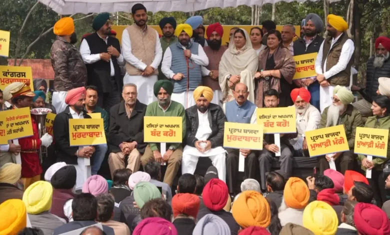 'दलित-विरोधी' टिप्पणी पर AAP का कांग्रेस के खिलाफ मोर्चा, चंडीगढ़ की सड़कों पर भिड़े कार्यकर्ता